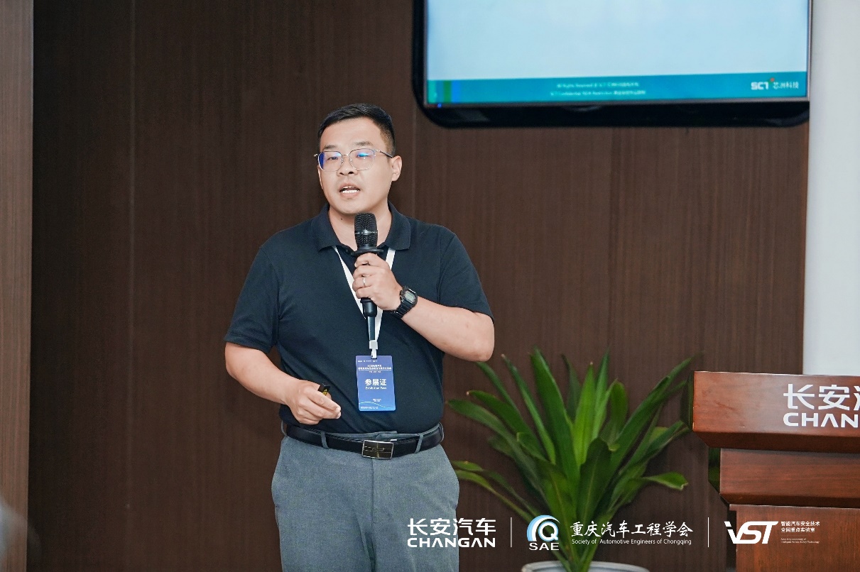 戴帽子的人在电视前AI 生成的内容可能不正确。